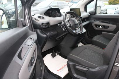 Car image 10