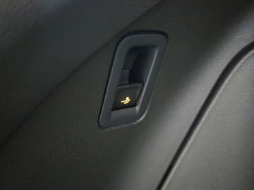 Car image 32