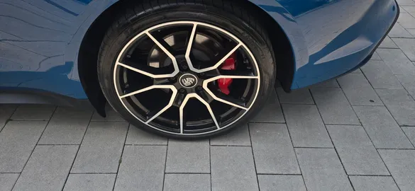 Car image 19