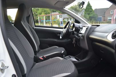 Car image 16