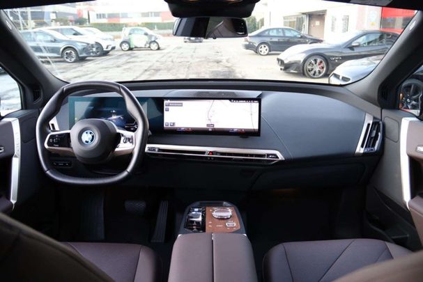 BMW iX xDrive40 240 kW image number 13