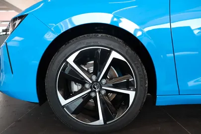 Car image 16