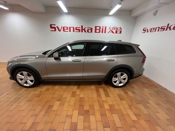 Volvo V60 Cross Country B4 AWD Momentum 146 kW image number 3