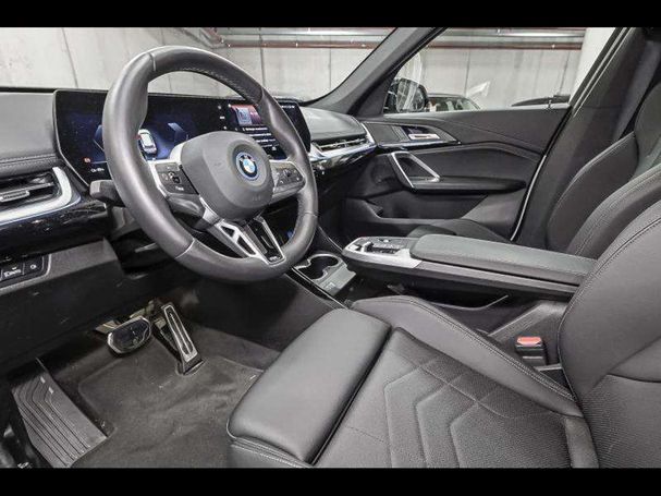 BMW iX1 xDrive30 230 kW image number 4