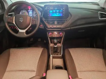 Car image 4