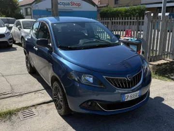 Car image 3