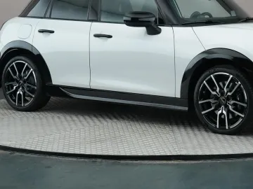 Car image 19