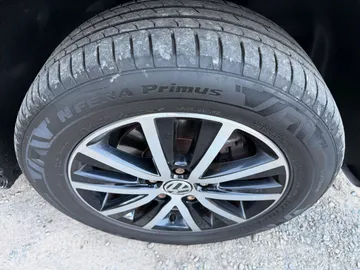 Car image 37