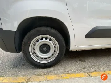 Car image 18