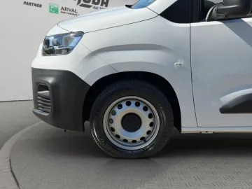 Car image 19