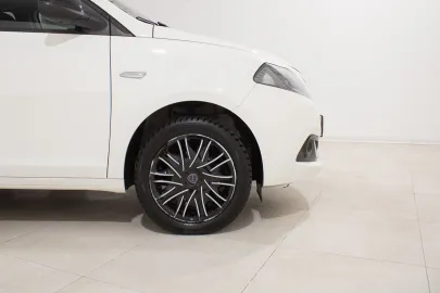 Car image 14
