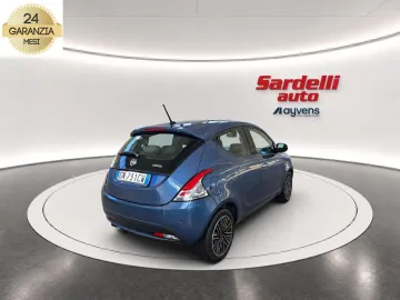 Car image 4