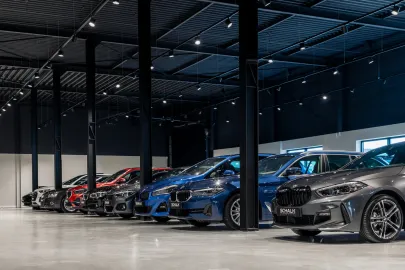 Car image 9