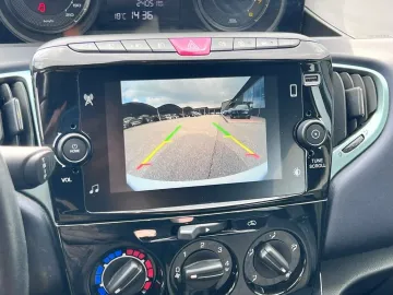Car image 14