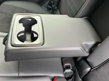 Car image 32