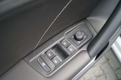 Car image 32