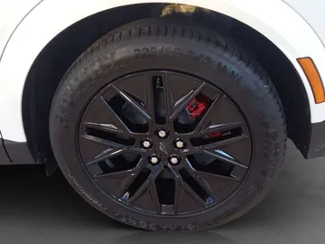 Car image 25
