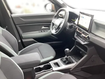 Car image 14