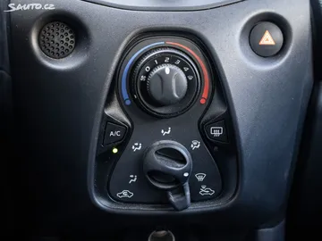 Car image 30