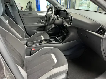 Car image 26