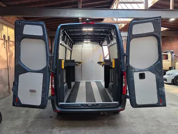 Car image 25