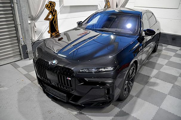 BMW M760e xDrive 420 kW image number 1