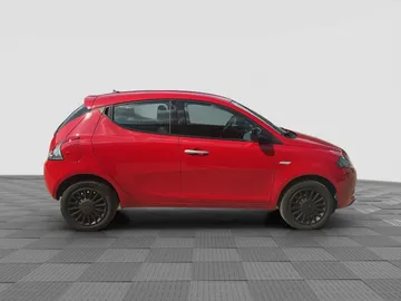 Car image 4