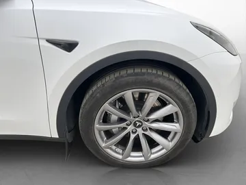 Car image 32