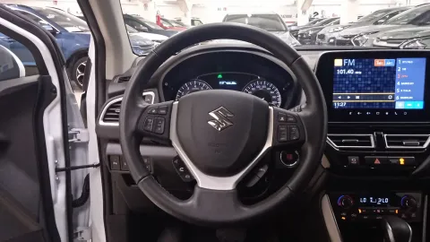 Car image 12