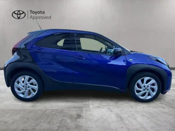 Car image 2