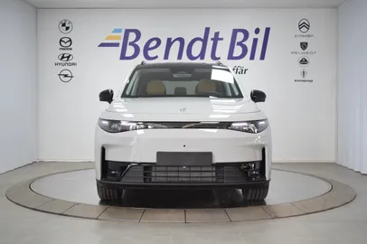 Car image 4