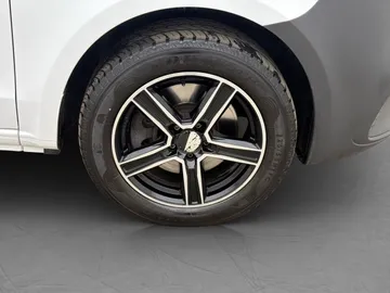 Car image 32