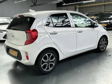 Car image 24