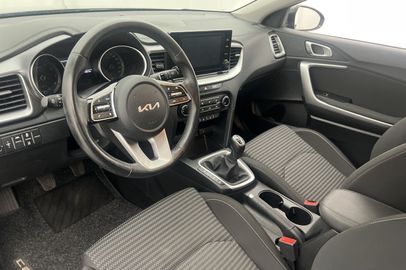 Car image 12