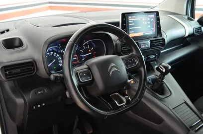 Car image 4