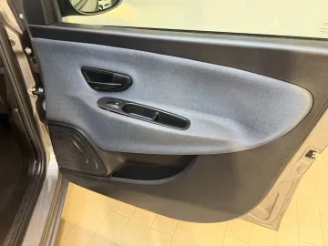Car image 27
