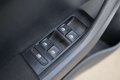 Car image 32