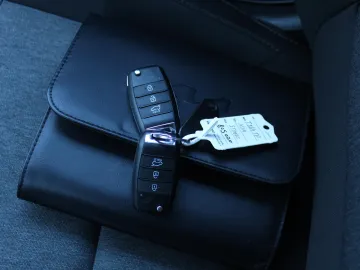 Car image 27