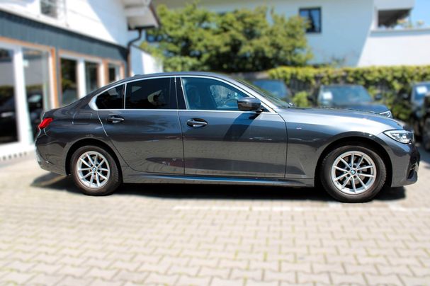 BMW 320i 135 kW image number 9