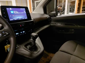 Car image 24