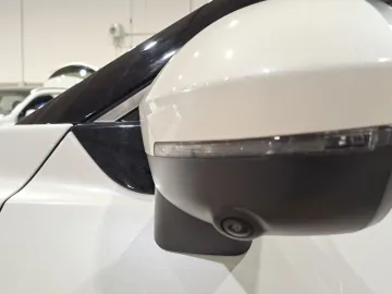 Car image 32