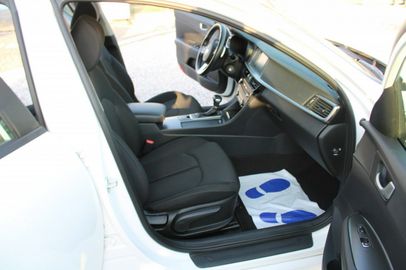 Car image 32