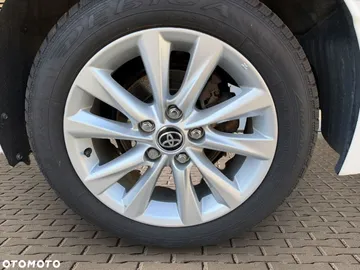 Car image 25