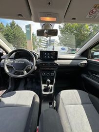 Car image 12