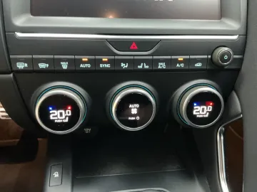 Car image 32