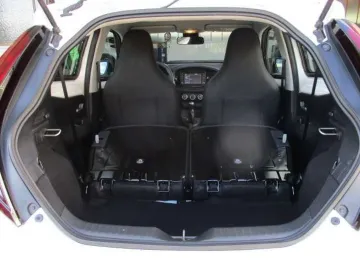 Car image 26