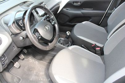 Car image 12