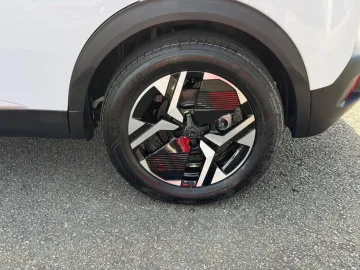 Car image 26