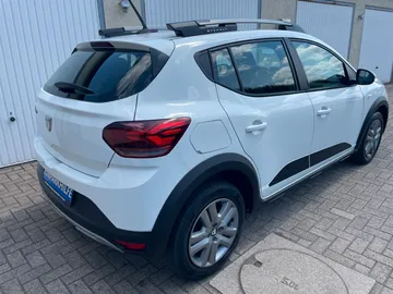Car image 4