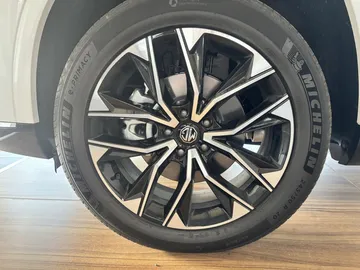 Car image 30